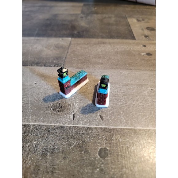 Hedges Wall Street light wreath xmas village accessory set - Picture 1 of 5